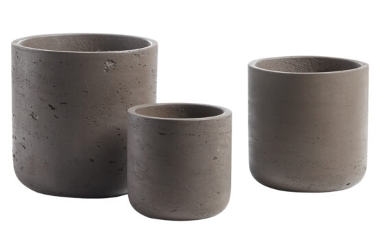 Set tří hnědých betonových květináčů Kave Home Low